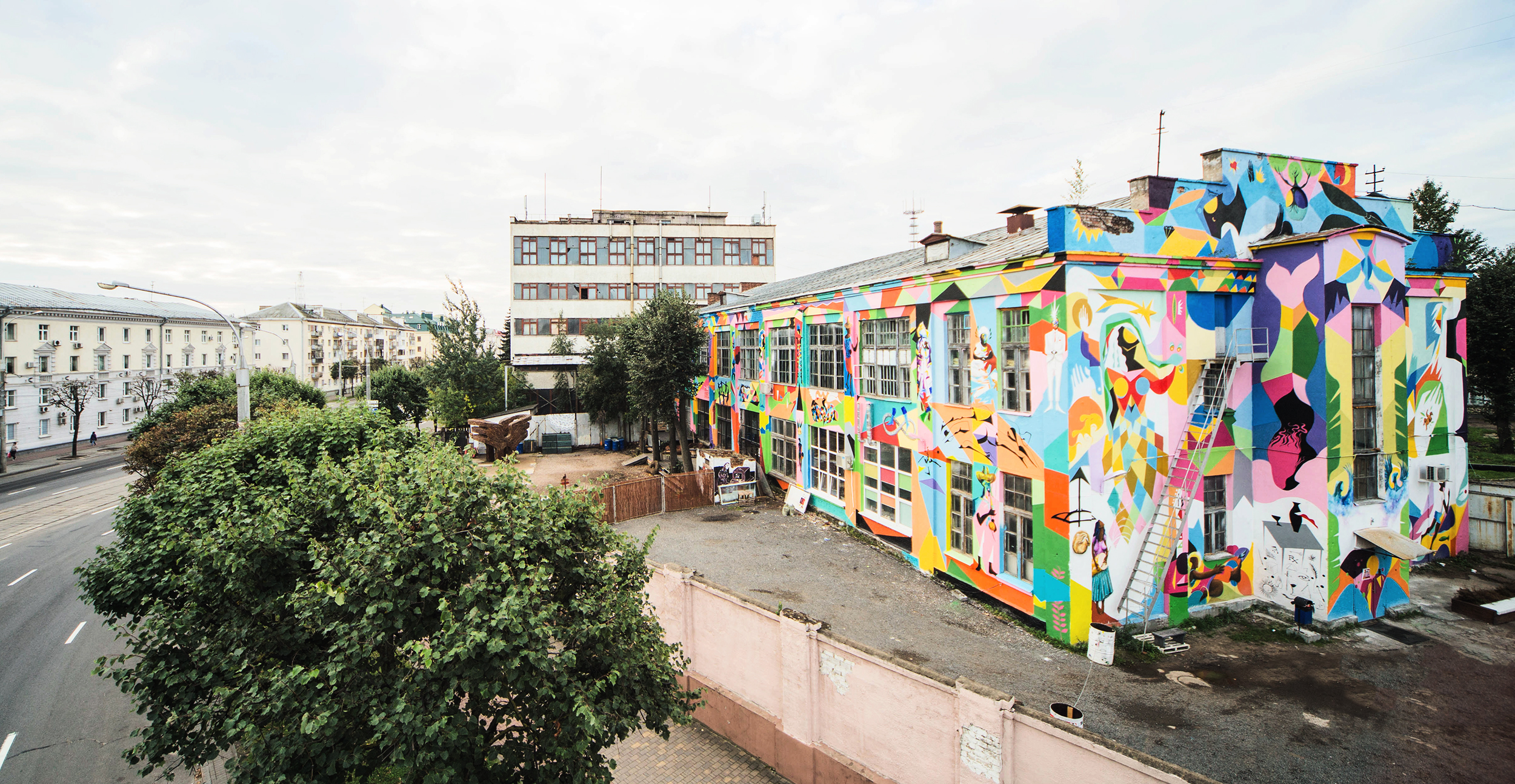 MINSK, BELARUS - AUGUST 12, 2019: Street Art On Oktyabrskaya Street.  Graffiti (mermaid, Cat, Giraffes, Roses, Kiss) On Wall Of Industrial  Building, Created As Part Of Vulica Brasil Festival (author Rogerio  Fernandes