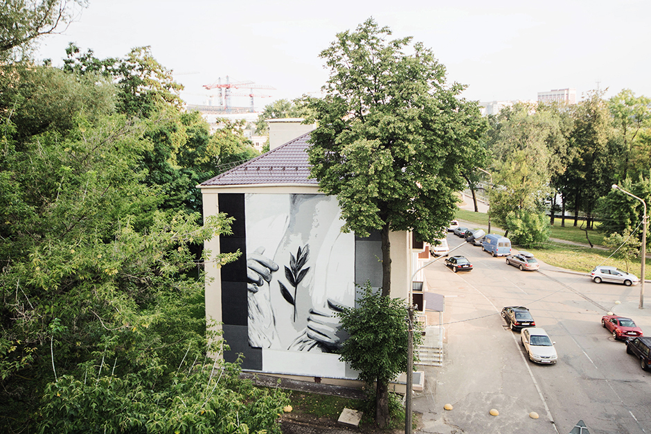 MINSK, BELARUS - AUGUST 12, 2019: Street Art On Oktyabrskaya Street.  Graffiti (mermaid, Cat, Giraffes, Roses, Kiss) On Wall Of Industrial  Building, Created As Part Of Vulica Brasil Festival (author Rogerio  Fernandes