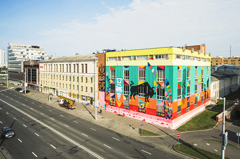 MINSK, BELARUS - AUGUST 12, 2019: Street Art On Oktyabrskaya Street.  Graffiti (mermaid, Cat, Giraffes, Roses, Kiss) On Wall Of Industrial  Building, Created As Part Of Vulica Brasil Festival (author Rogerio  Fernandes