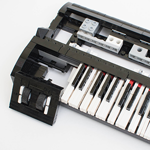 Культовый синтезатор Moog Sub Phatty собрали из кубиков Lego