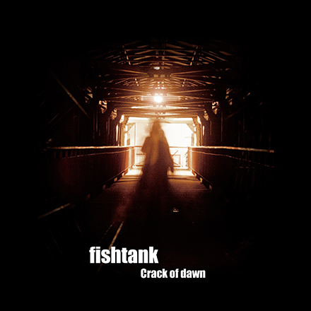 Группа fishtank выпустила трек «Crack of dawn»