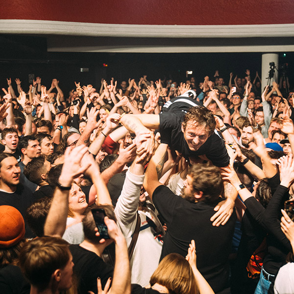 Квантавы скачок: фотарэпорт з канцэрта апошняга туру «Пятлі прыхільнасці»